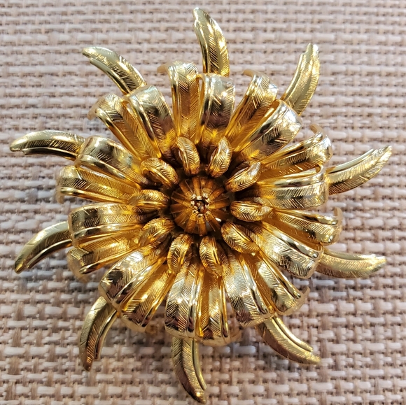 Vintage Jewelry - Vintage goldtone flower/starburst brooch